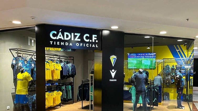 El Cádiz CF se hace fuerte en San Fernando: tres jugadores firmarán en la tienda oficial