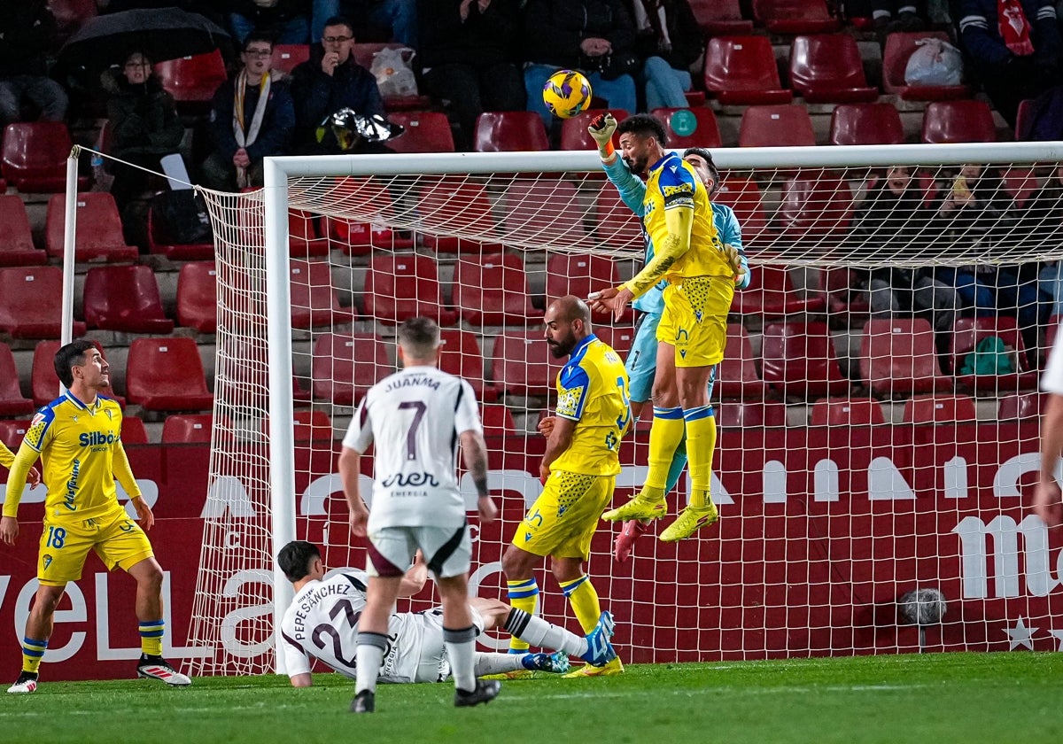 Chris Ramos siempre es una amenaza en el juego aéreo.