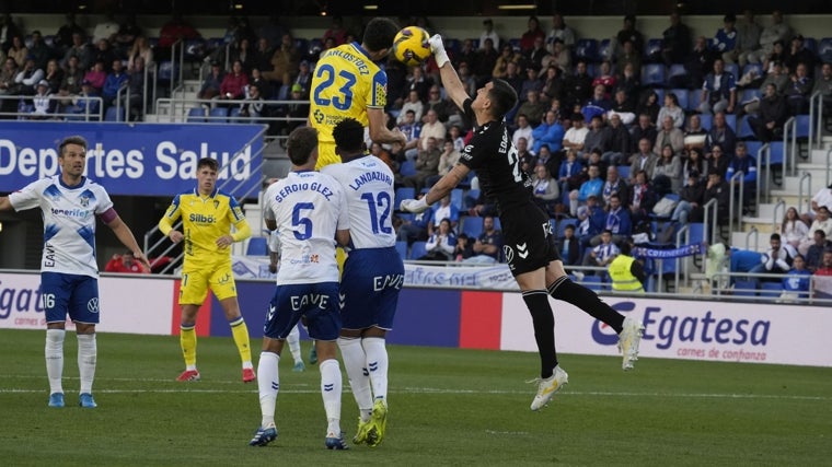 Carlos Fernández durante el Tenerife - Cádiz.