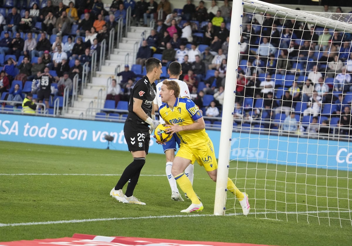 Álex coge el balón de la portería tinerfeña con la intención de apresurarse en busca de la remontada.