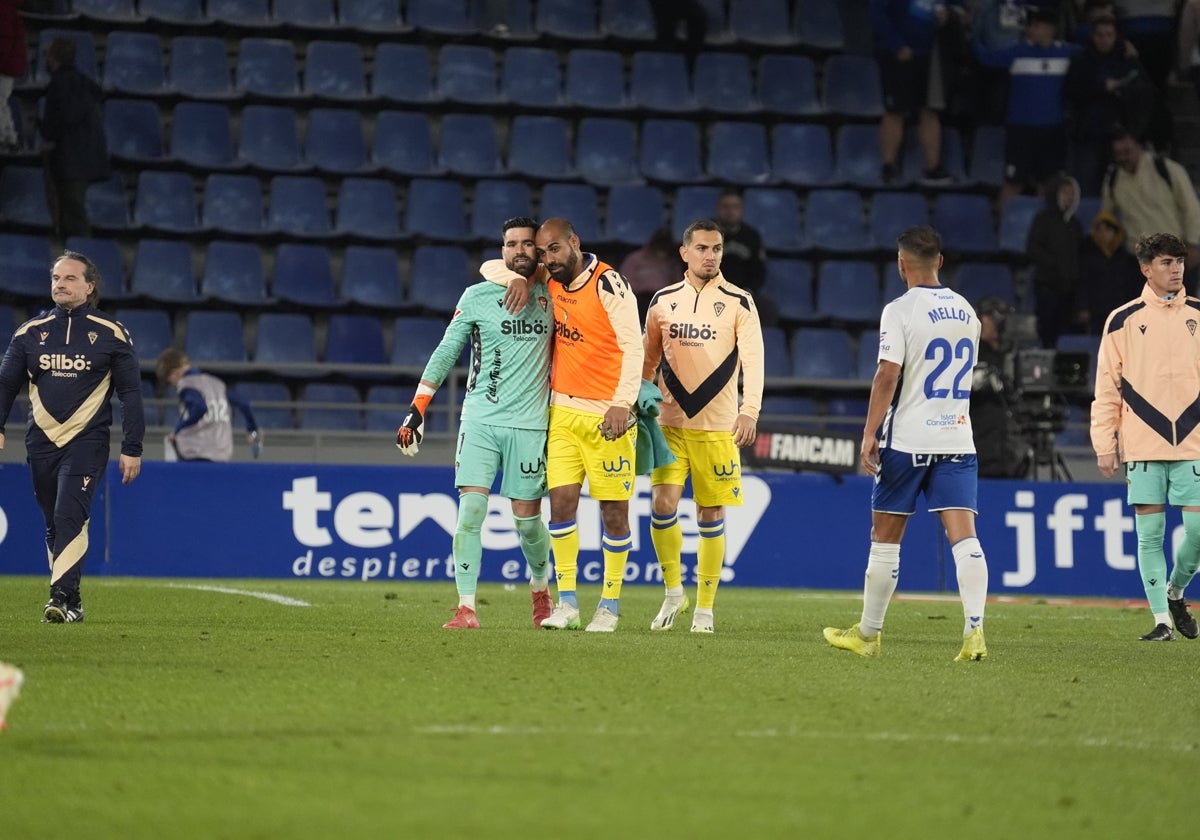 Fali y Escalante, suplentes en Tenerife, consuelas a David Gil.