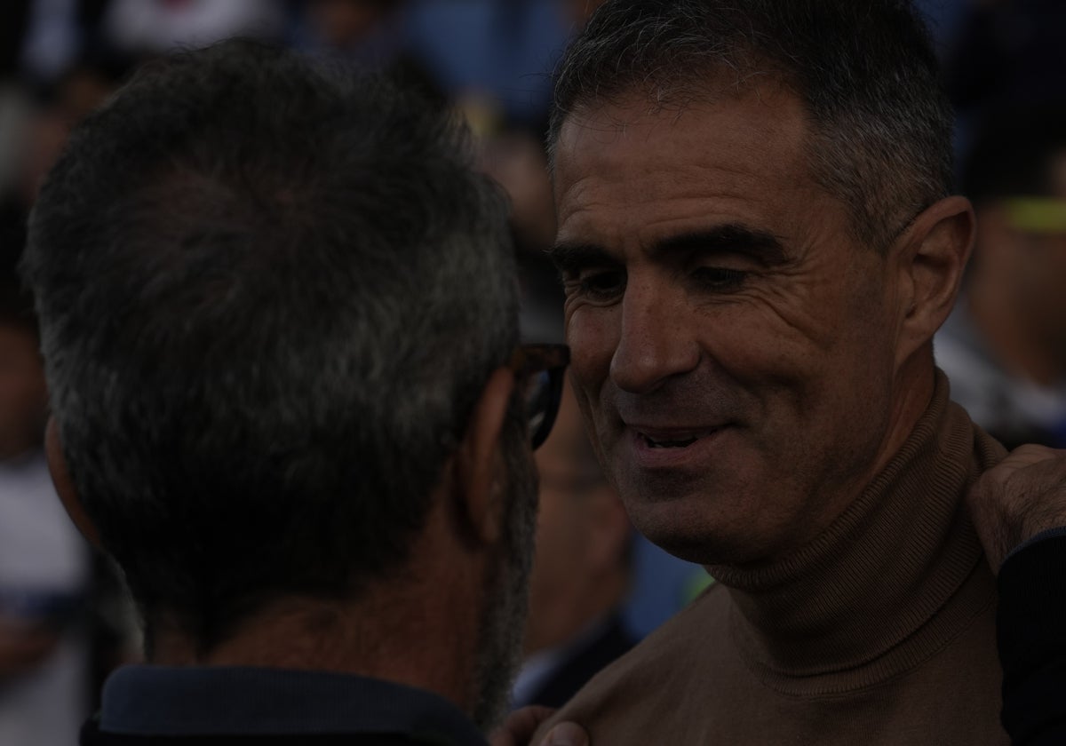 Gaizka Garitano y Álvaro Cervera se saludan antes del encuentro en el Heliodoro.