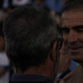 Gaizka Garitano y Álvaro Cervera se saludan antes del encuentro en el Heliodoro.
