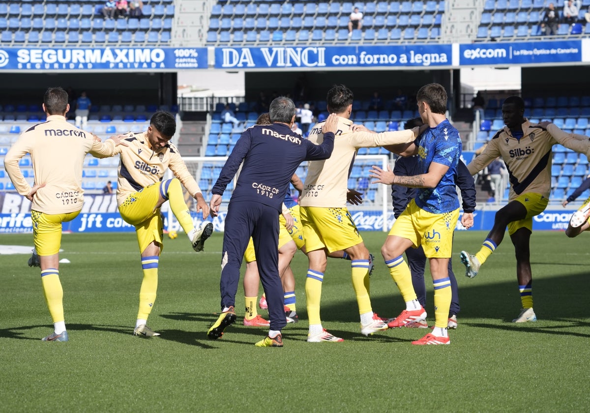 El once de Tenerife calienta junto a Patxi Ferreira.