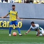 Mario Climent durante el Cádiz - Elche.