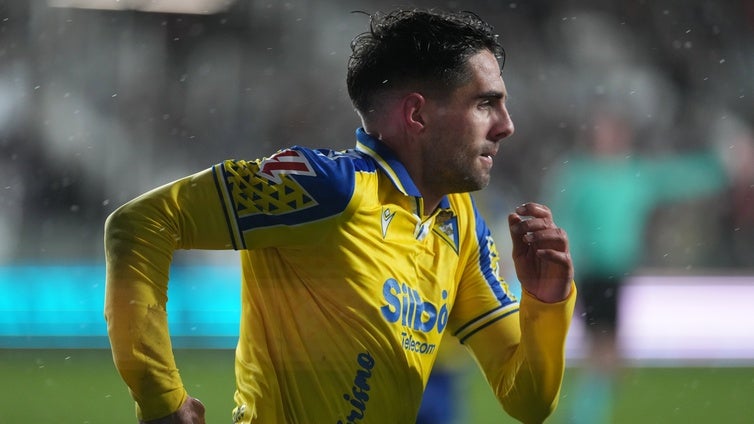 Alineaciones oficiales del Cádiz - Sporting de La Liga Hypermotion 2024-2025 hoy: onces y banquillo de suplentes