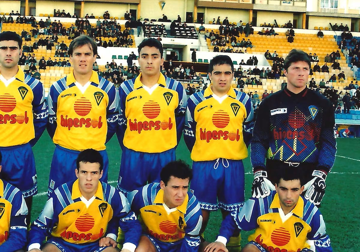 El mítico portero ángel Ferez posa sus manos en los hombros de Asier Garitano.