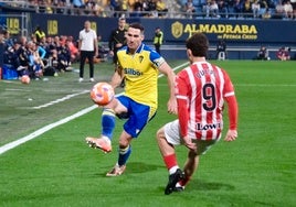 Garitano mueve ficha en el lateral