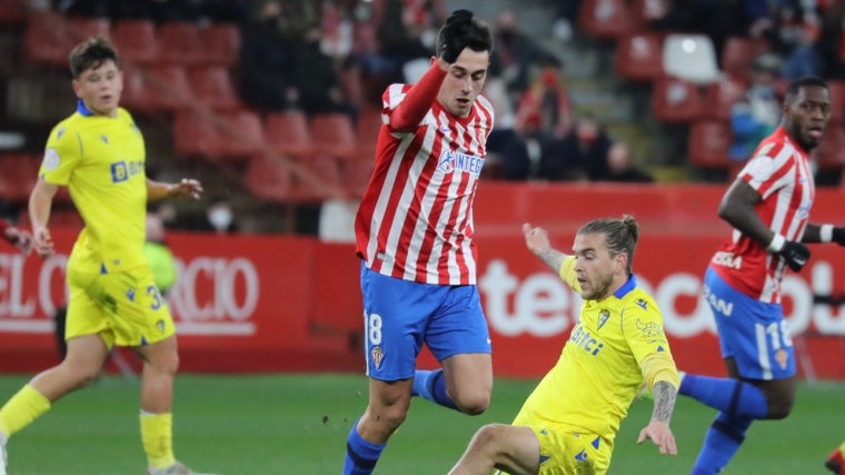 Álvaro Bastida jugó su último encuentro oficial con el primer equipo del Cádiz CF en El Molinón en la temporada 2021/2022.