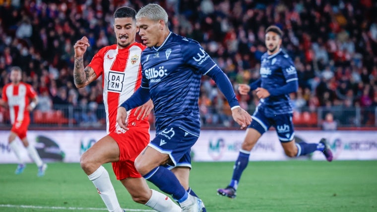 Cádiz CF y Almería se vuelven a ver las caras sobre el rectángulo de juego.