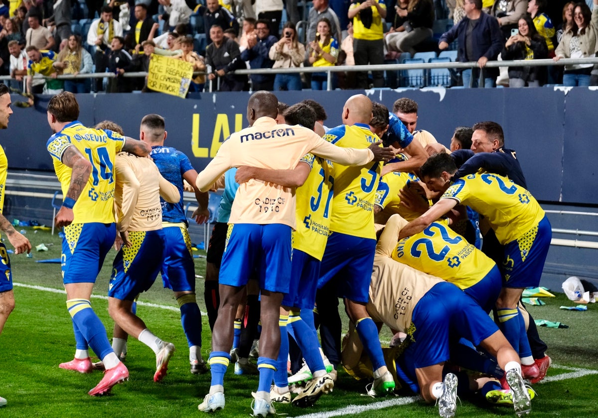 Los jugadores del Cádiz celebran el tanto de Víctor Chust