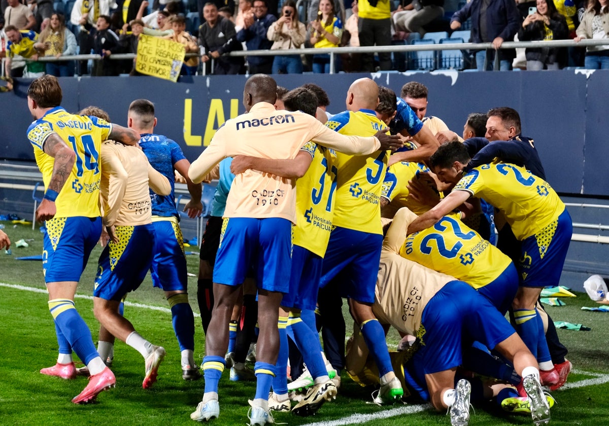 El Cádiz CF ganó 'in extremis' a un Almería con nueve jugadores