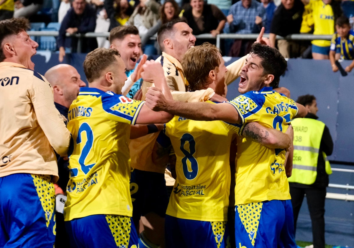 Los jugadores celebran el gol de Víctor Chust