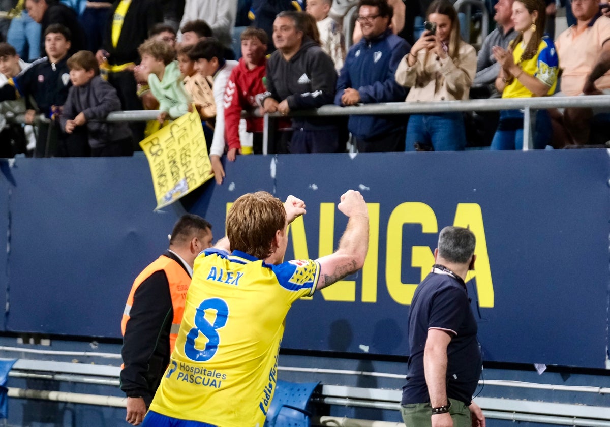 Álex celebra la victoria ante el Almería con la grada.