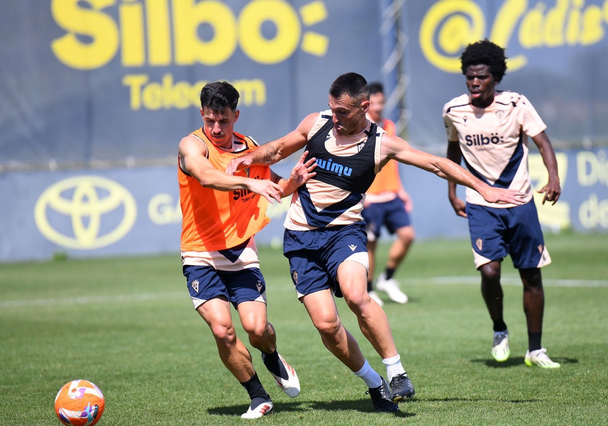 Matos y San Emeterio disputan un balón.