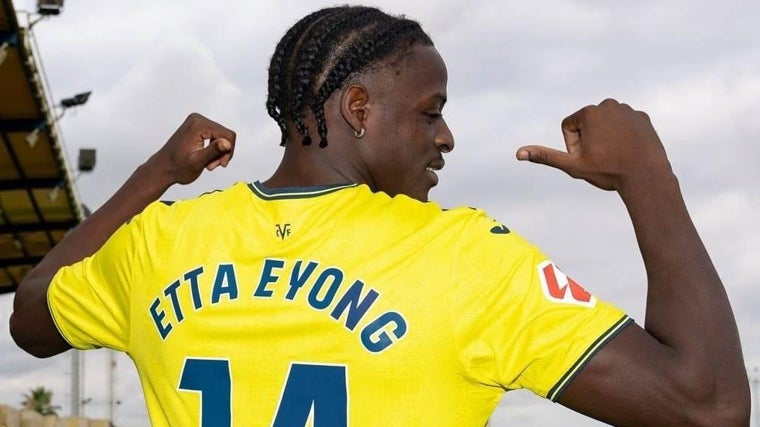 El delantero camerunés Etta Eyong.