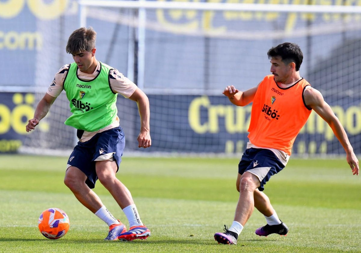 Nacho Vizcaíno junto a Matos en un entrenamiento del primer equipo del Cádiz CF.