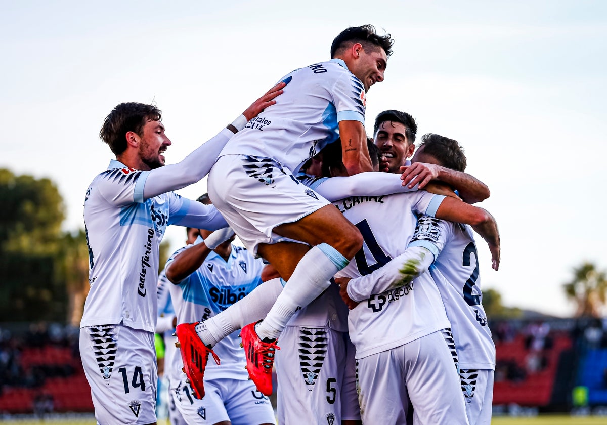 Sobrino, encima de la piña tras un gol al Eldense.