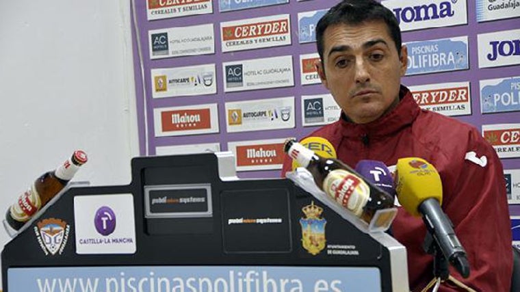 Carlos Pérez Salvachúa durante su etapa como entrenador del Guadalajara.