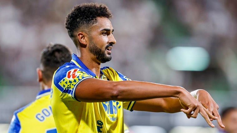 Chris Ramos apunta a la puerta de salida.