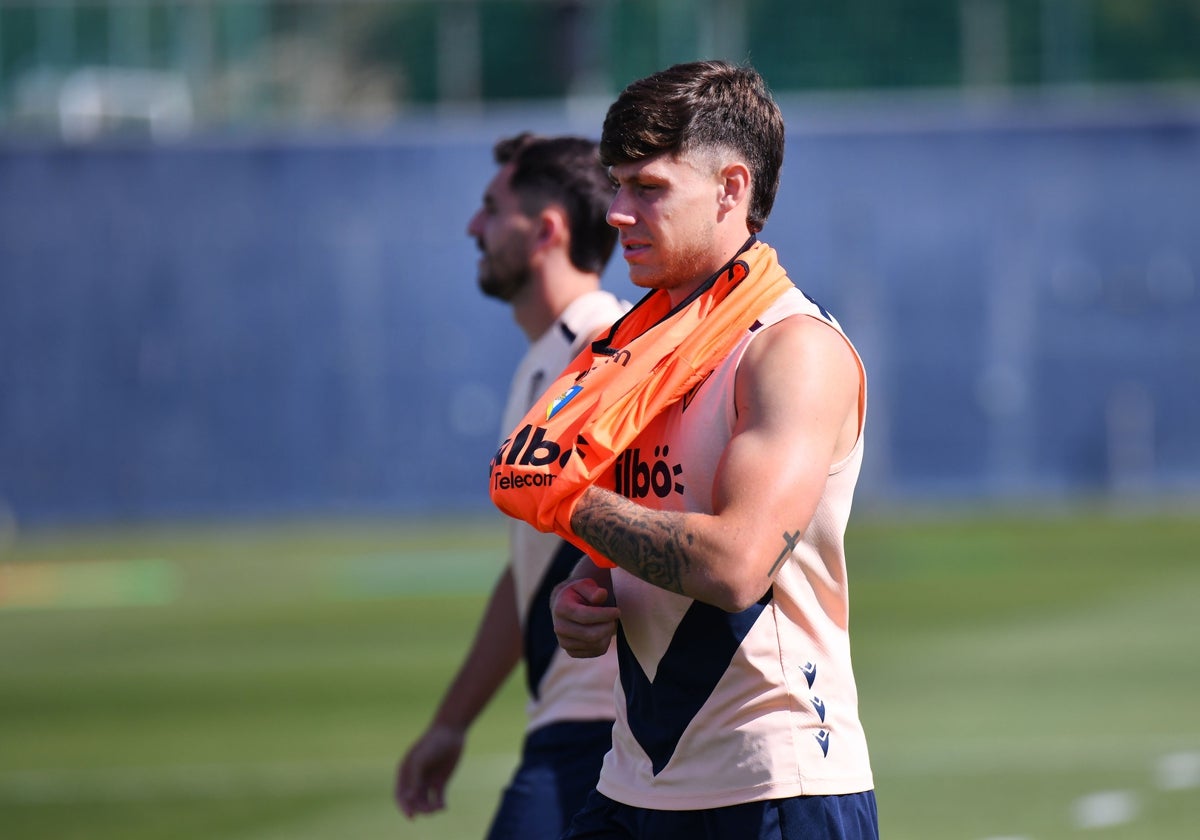 Iker Recio se pone un peto durante un entrenamiento.