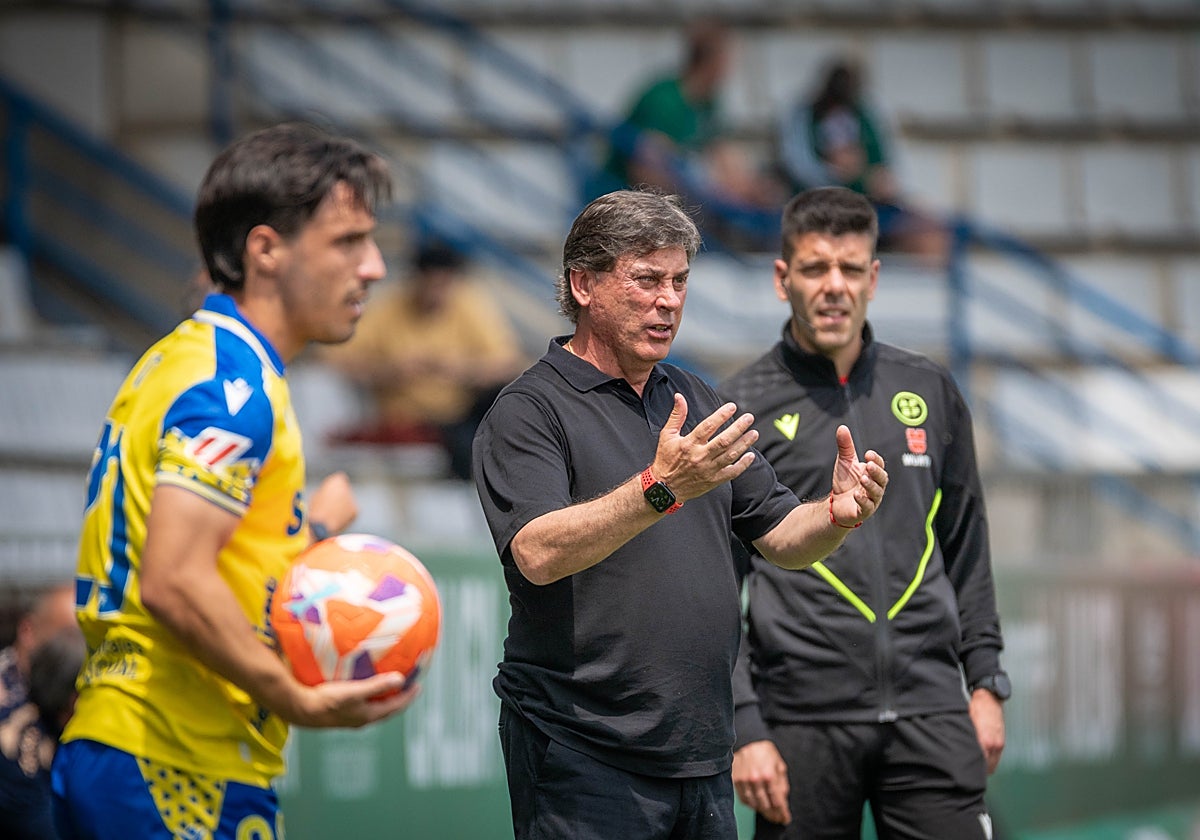 Alejandro Menéndez ofrece indicaciones desde su área técnica