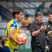 Alejandro Menéndez ofrece indicaciones desde su área técnica