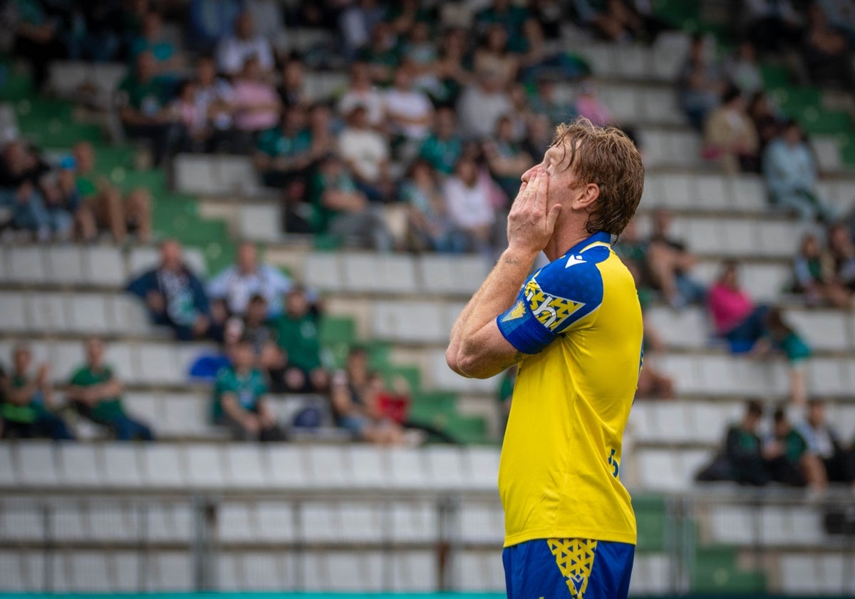 El gesto de Álex Fernández es el reflejo de la temporada del Cádiz CF