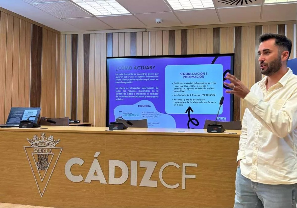 El criminólogo Antonio Sanz impartió la charla en la sala de prensa.