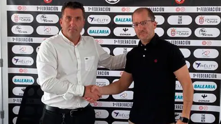El director deportivo Edu Villegas junto al entrenador José Juan Romero.