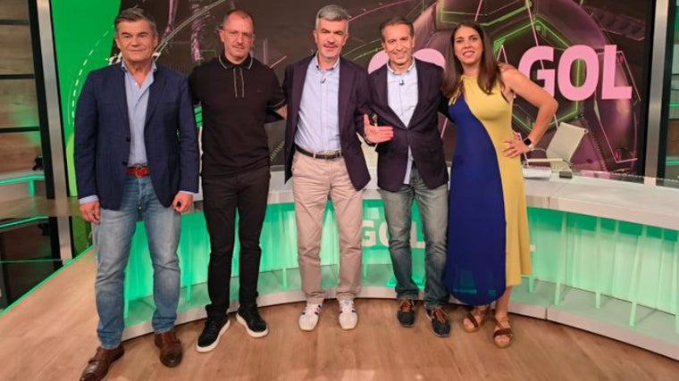José Juan Romero, segundo por la izquierda, este domingo en el plató de 'Gol a Gol'.
