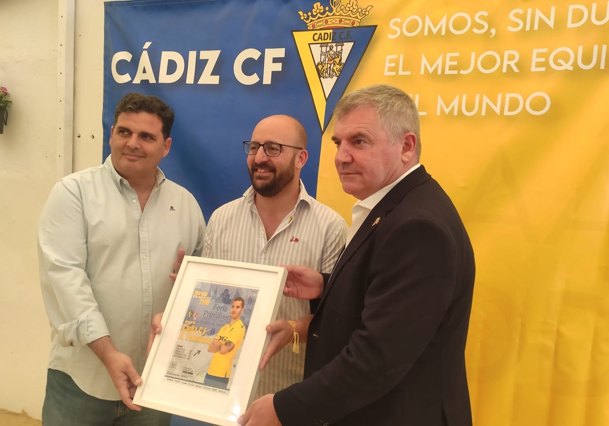 Rafael Contreras y Manuel Vizcaíno junto al alcalde portuense Germán Beardo en una pasada edición de la Feria de El Puerto.