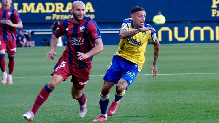 El Cádiz CF goleó al Huesca (4-0).