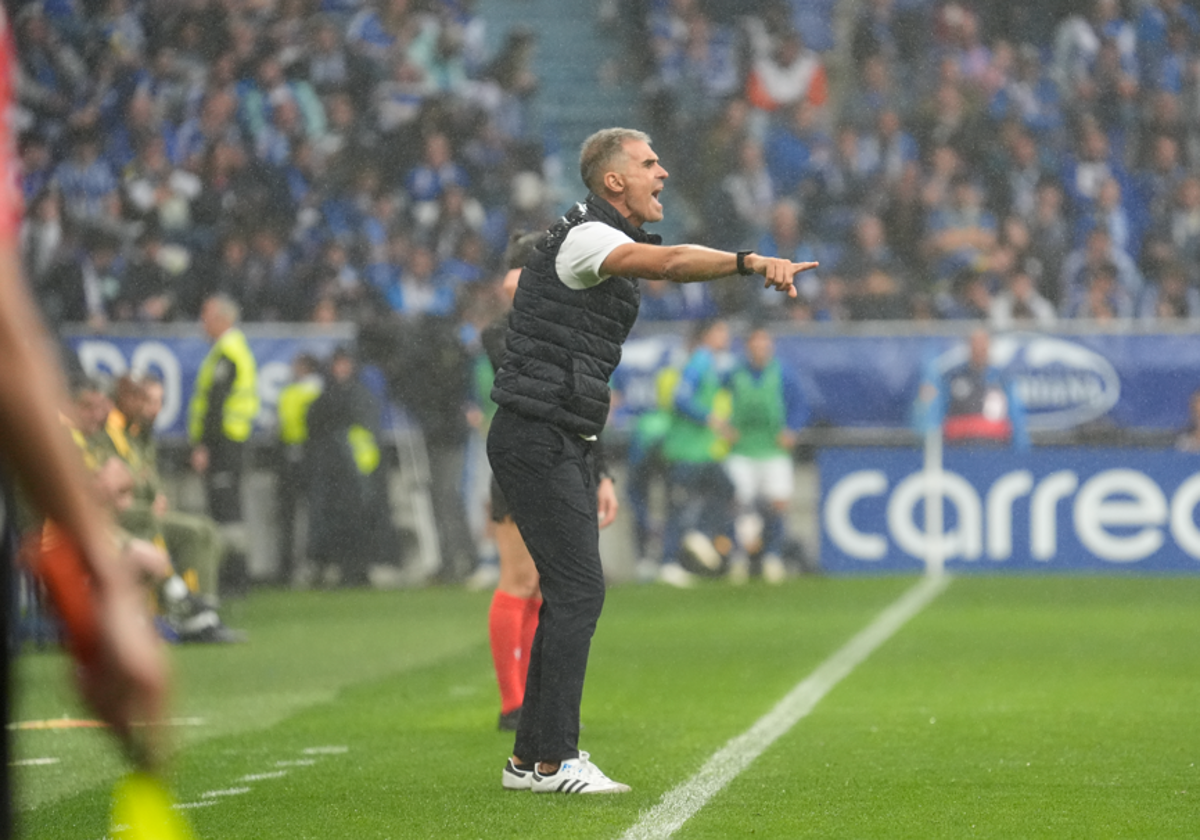 Gaizka Garitano ofrece indicaciones desde el área técnica del Carlos Tartiere