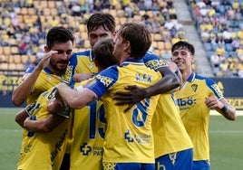 Alineaciones oficiales del Oviedo - Cádiz de La Liga Hypermotion 2024-2025 hoy: onces y banquillo de suplentes