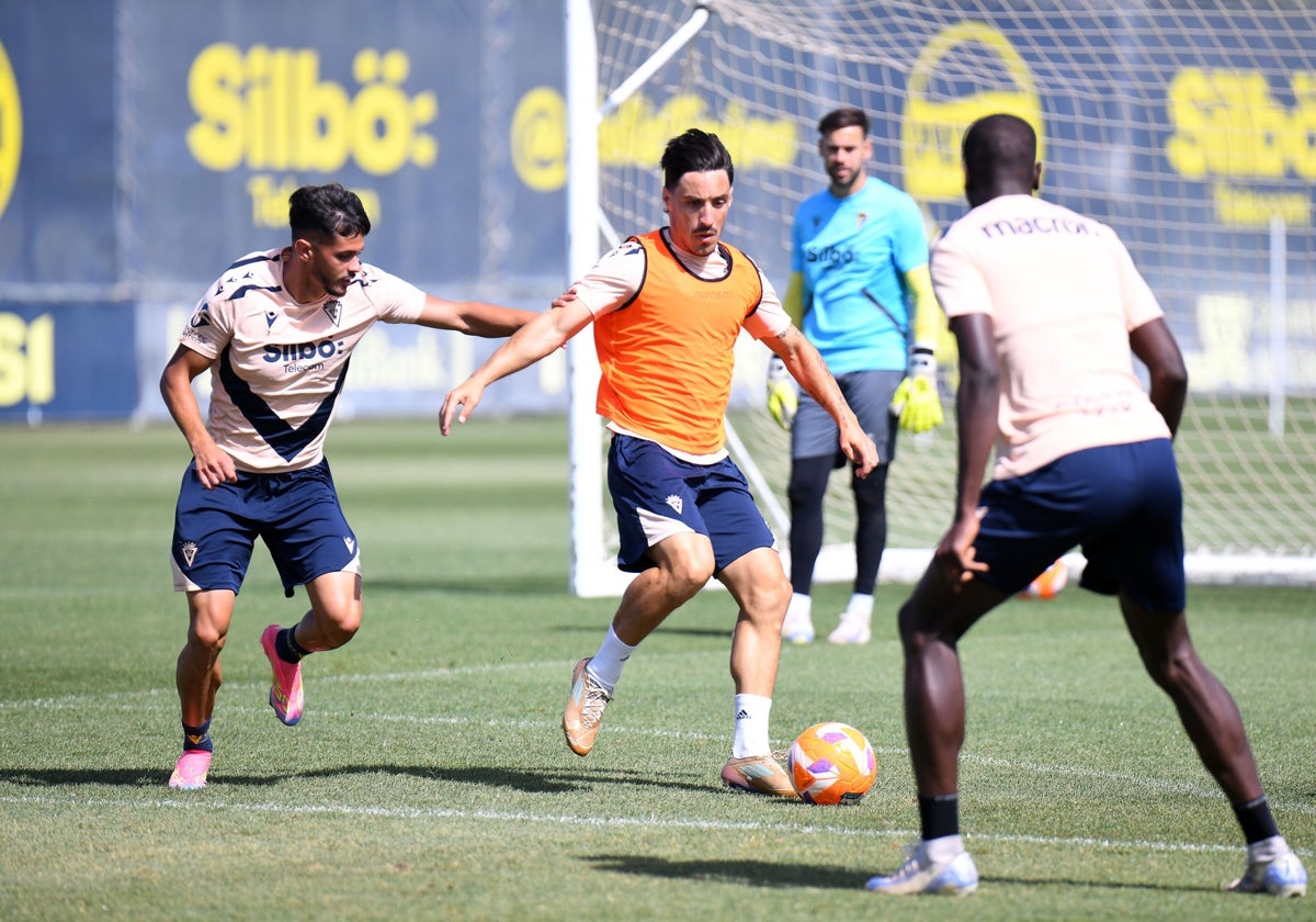Iza, en un entrenamiento, firmará autógrafos este jueves.