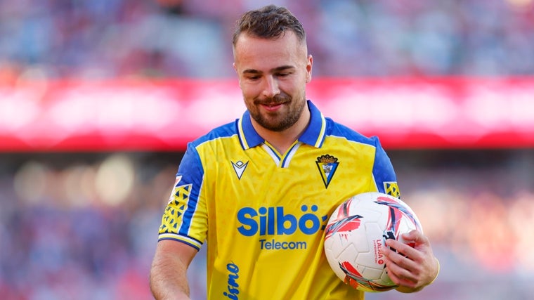 Javi Ontiveros ha completado una buena temporada con el Cádiz CF en LaLiga Hypermotion.