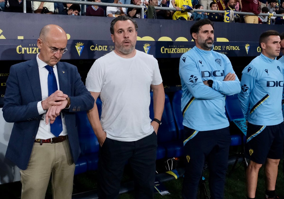 Salvador Chirino, primero a la izquierda, durante su etapa como delegado del Cádiz CF.