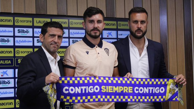 Juan Cala, a la derecha en la imagen, es clave en la dirección deportiva del Cádiz CF.