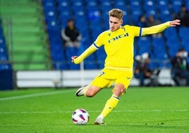 Robert Navarro, con la camiseta del Cádiz CF.