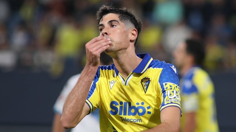 El delantero Carlos Fernández termina su periodo de cesión en el Cádiz CF.