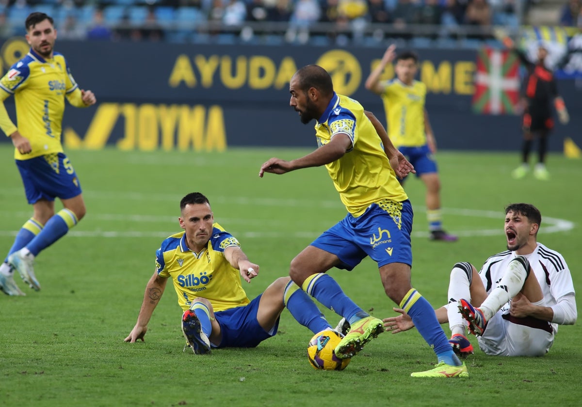 Fali tiene tres temporadas más de contrato con el Cádiz CF y no se quiere mover del club.