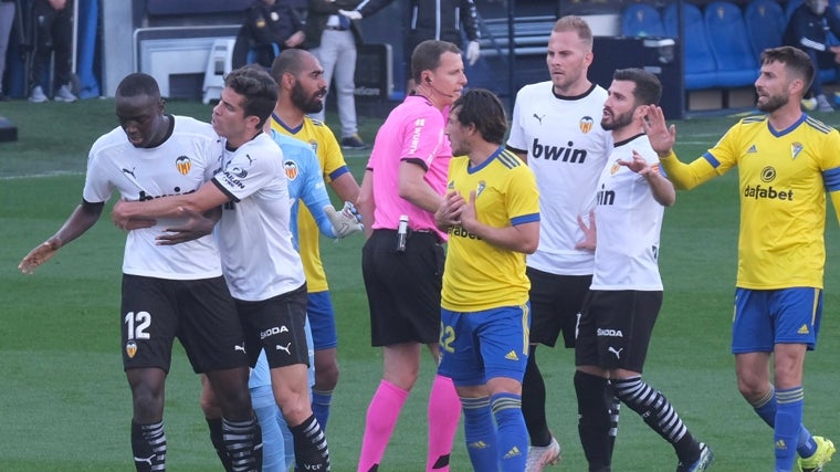 Momento en el que tratan de calmar a Mouctar Diakhaby.
