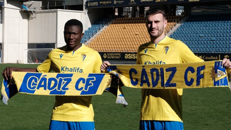 Youba Diarra junto a Raúl Parra durante la presentación de ambos jugadores.