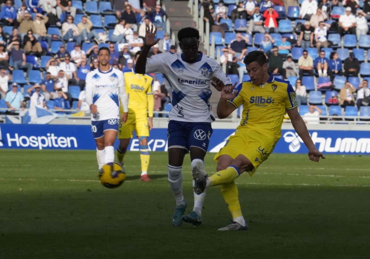 Yussi Diarra junto a Rubén Alcaraz en el Tenerife - Cádiz de la pasada temporada.