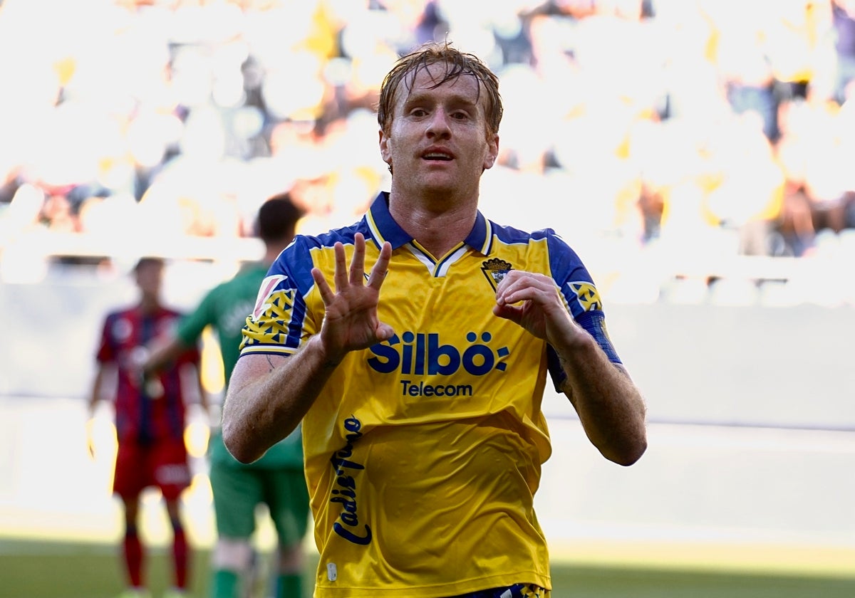 Álex seguirá en el Cádiz CF.