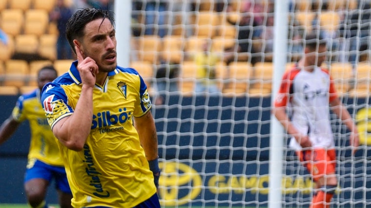 Iza tuvo sus más y sus menos con la afición del Cádiz Cf, aunque después se disculpó.