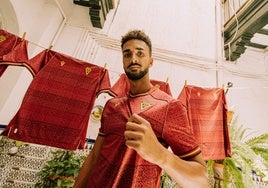 El Cádiz CF presenta su segunda equipación... con Chris Ramos como protagonista