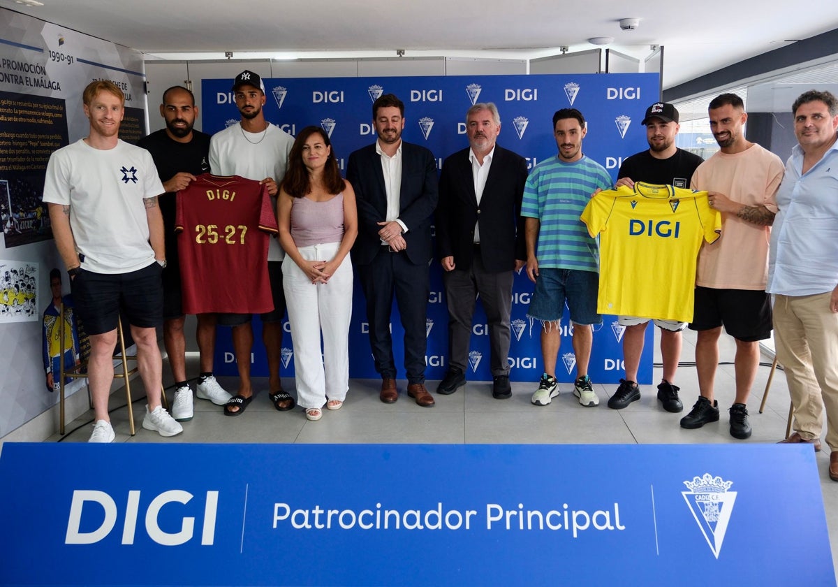 Jugadores, consejo de administración y personal de Digi en la presentación del acuerdo