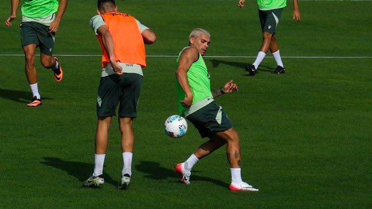 El uruguayo Brian Ocampo está en la rampa de salida.